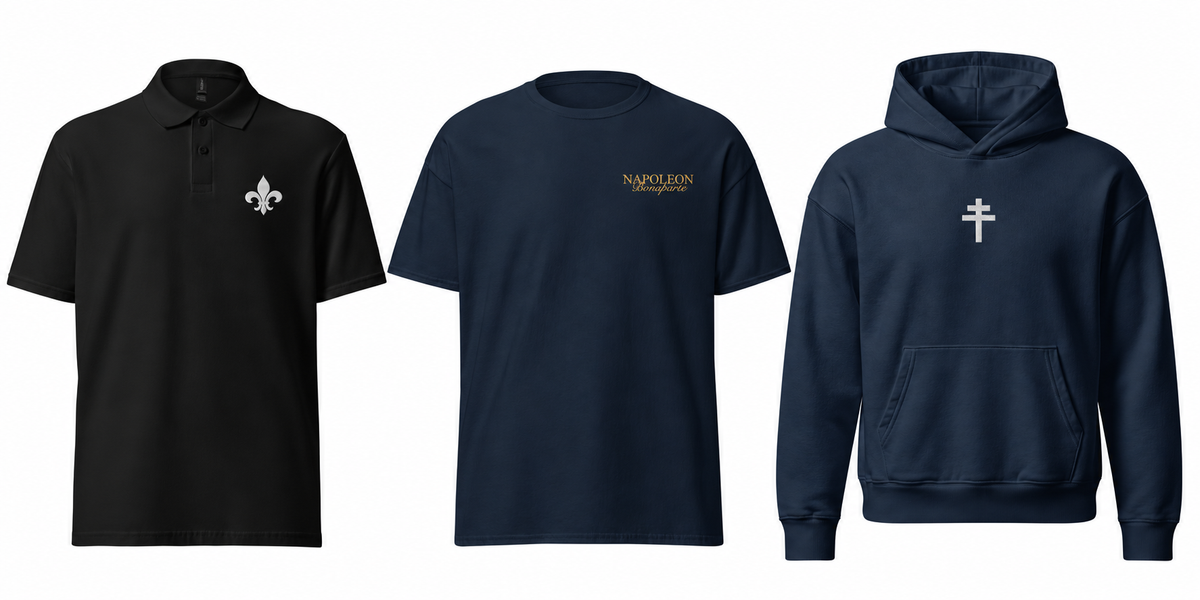 Trois vêtements Lutèce alignés : polo noir Fleur de lys, t-shirt bleu marine Napoléon et sweat bleu marine Croix de Lorraine.